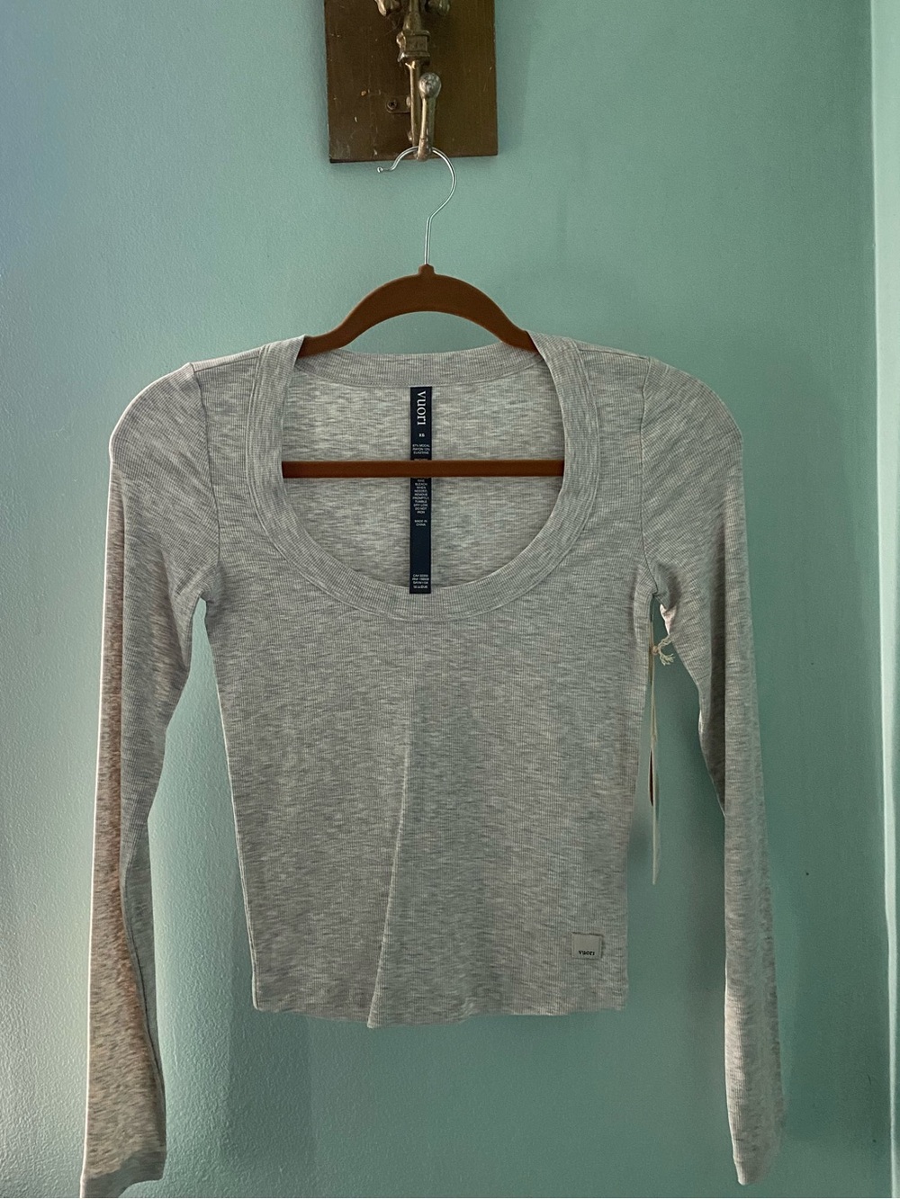 Vuori White Heather Grey Pose Long Sleeve Scoop Neck Top